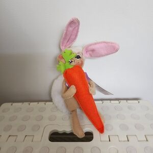 ANNALEE EASTER BUNNY RABBIT WITH CARROT.